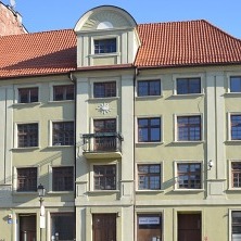  
	Pałac Fengerów - XVIII-wieczna rezydencja burmistrza toruńskiego, Jakuba Fengera. W 1792 r. urodził się tu hrabia Fryderyk Skarbek, wnuk Jakuba Fengera, a w 1825 r. przebywał tu Fryderyk Chopin, kiedy spędzał wakacje w niedalekiej Szafarni. 