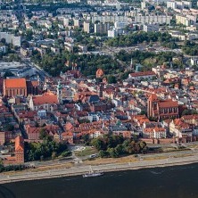  
	Toruń jest unikatowym przykładem miasta podwójnego. Historyczne, średniowieczne centrum składa się nie tylko ze Starego Miasta - co występuje w większości innych, zwykłych miastach - ale też z drugiego elementu: Nowego Miasta  >>> 