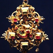 
	Skarb ze Skrwilna. Zespół manierystycznej i renesansowej biżuterii z XVI-XVII w. jest niezwykłym skarbem eksponowanym w Ratuszu Staromiejskim. więcej >> 