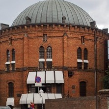  
	Jakże mógłby się kopernikowski Toruń obejść bez planetarium, będącego najnowocześniejszym i najpopularniejszym takim obiektem w Polsce? Nowoczesne wyposażenie, efekty specjalne gwarantują niezapomniane wrażenia. więcej >> 