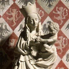  
	Kamienna gotycka figura Pięknej Madonny Toruńskiej to mistrzowskie, wybitne dzieło tzw. stylu międzynarodowego powstałe w Toruniu ok. 1400 r., wyznaczające Toruniowi poczesne miejsce w artystycznej sztuce europejskiej. więcej >> 