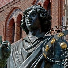  
	Pomnik z 1853 roku wg projektu Friedricha Christiana Tiecka (1776-1851). Jeden z najwcześniejszych pomników w Polsce i na świecie Mikołaja Koperninka Torunianina, który wstrzymał Słońce, ruszył Ziemię >> 