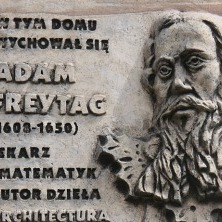  
	Adam Freytag (1608-1650) był znanym inżynierem wojskowym, autorem publikacji Architectura militaris nova et aucta... (1631 r.) uznawanego za klasyczne i podstawowe do dziś opracownie prezentujące najpełniej tzw. staroholenderski system fortyfikacji >> 