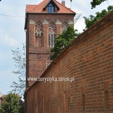  
	Brukowana ulica Bankowa, biegnąc wzdłuż średniowiecznych murów obronnych pomiędzy gotyckimi bramami miejskimi, oddaje klimat średniowiecznego miasta. Więcej >> 