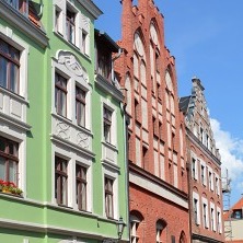  
	W niemieckojęzycznym Toruniu ulica ta w średniowieczu (XIV-XVI w.) nazywała się Rabiansgasse albo Rabinsgasse. Precyzyjnie i pewnie trudno wyjaśnić tę nazwę ulicy, która w dużym stopniu zachowała dziś klimat hanzeatyckiej przeszłości Torunia. Więcej >> 