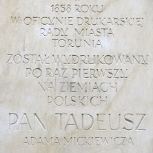  
	W kamienicy przy ul. Piekary 37/39 od 1845 r. drukarnię prowadził Ernst Lamebck, toruński księgarz i drukarz niemieckiej narodowości. Wydawał m.in. książki w języku polskim, a w 1858 r. wydrukował (z datą 1859 r.) pierwsze na ziemiach polskich pod zaborami wydanie epopei narodowej - „Pana Tadeusza” Adama Mickiewicza >> 