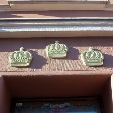  
	W gotyckiej kamienicy przy Rynku Staromiejskim 21 od XV w. mieści się najstarszy toruński zajazd - Hotel Pod Trzema Koronami.

	Dziś może poszczycić się m.in. faktem goszczenia trzech koronowanych głów oraz innych osobistości. Np. w 1709 r. tutaj car Piotr Wielki z carową spotkał się z polskim królem Augustem II Mocnym, kiedy to zawarto tzw. traktat toruński, zapoczątkowujący zależność króla polskiego od cara rosyjskiego >> 