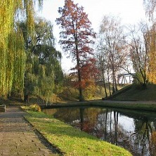  
	Dolina Marzeń to niezwykle urokliwy park w sąsiedztwie Starego Miasta, stanowiący południowe zakończenie Plant. Usytuowany na miejscu dawnych barokowych fortyfikacji bastionowych z XVII w. przecina Struga Toruńska z malowniczym stawem, dalej uchodzą przez Grodzę V do pobliskiej Wisły >> 