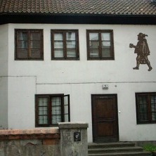  
	Stała toruńska stacja pocztowa została zorganizowana w 1650 r. przy ul. Rabiańskiej 3 na Starym Mieście. Natomiast najstarszy regularny szlak pocztowy, łączący Toruń z Gdańskiem i Wrocławiem przez Poznań funkcjonował od 1573 r. W 1604 r. został on uregulowany specjalną ordynacją pocztową wydaną przez Radę Gdańska w porozumieniu z Radą Torunia, określającą funkcjonowanie służby posłańczej na tym szlaku >> 