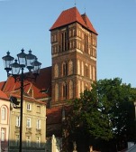  
	Kościół św. Jakuba. Jest kolejnym przykładem doskonałego gotyckiego budownictwa sakralnego. Jest najmniejszym gotyckim kościołem toruńskim, ale za to wyróżniającym się względami architektonicznymi, tak rzadkimi w Polsce, a charakterystycznymi dla sakralnego budownictwa średniowiecznej Europy Zachodniej. więcej >> 