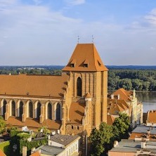  
	Architektura gotycka światowej rangi. Katedra Świętojańska. Imponująca bryła Katedry Świętojańskiej, wspaniałe wyposażenie i wysokiej klasy rzeźba sepulkralna jednoznacznie manifestowały wyjątkową pozycję bogatego toruńskiego mieszczaństwa okresu średniowiecza. Do czasu reformacji kościół Świętojański był najważniejszym kościołem Torunia, cieszył się uznaniem najwybitniejszych rodów patrycjuszowskich. więcej >> 