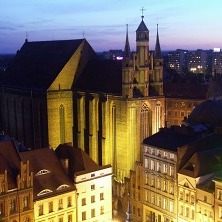  
	Architektura gotycka światowej rangi. Kościół Mariacki. To jedno z najwybitniejszych osiągnięć gotyckiego budownictwa sakralnego w Polsce, zaliczany do trzech największych kościołów w północnej Polsce. Wysmukły, monumentalny kościół pofranciszkański, górujący nad północną częścią Starego Miasta, posiada zabytki cenne artystycznie i historycznie. więcej >> 