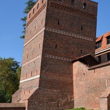  
	To dawna baszta miejska w systemie obronnym murów, jakich w Toruniu było niegdyś aż 54. Pochylona na skutek gliniastego, niestabilnego gruntu - choć legendy mówią zupełnie co innego. Dziś zachowana w ciągu murów miejskich, stanowi bodaj największą osobliwość i atrakcję turystyczną Torunia. więcej >> 