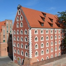  
	Toruń, będący dawniej jednym z kilku głównych ośrodków handlowych, a w XIII i XIV w. także najważniejszym wiślanym portem morskim, wykształcił bogate formy budownictwa nie tylko sakralnego, publicznego, obronnego i mieszkalnego, ale też magazynowego. Dziś są one doskonałą pamiątką toruńskiego wczesnego handlu dalekosiężnego i przynależności do związku hanzeatyckiego. więcej >>
	  