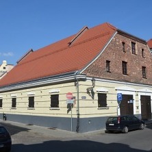  
	To najstarsza i największa toruńska galeria sztuki współczesnej, powstała w 1950 roku jako Biuro Wystaw Artystycznych (BWA). 