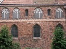 Północna ściana prezbiterium zdobiona motywami gotyckimi